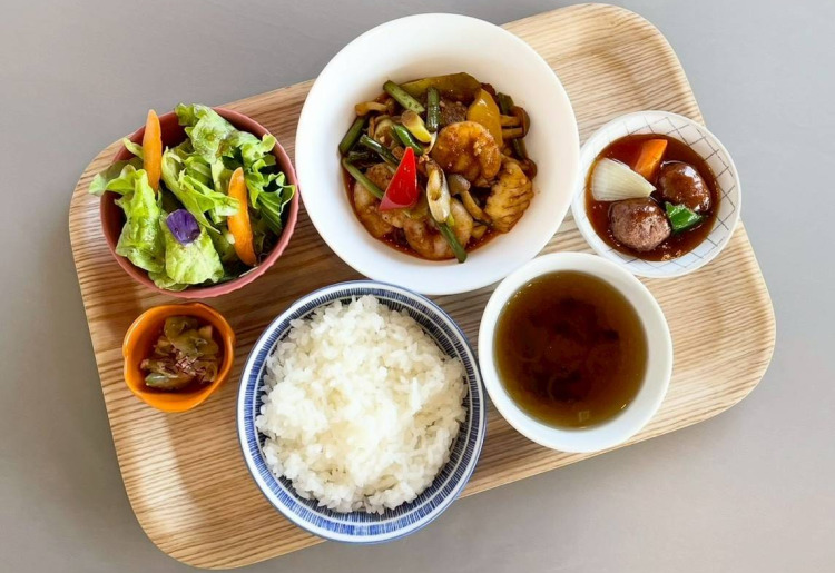 リーフランチA(イカとエビの香味炒め)